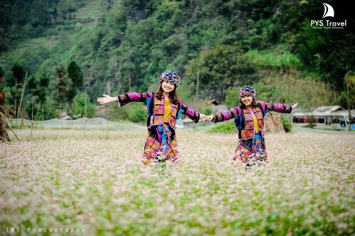 Du khách thích thú trải nghiệm chụp ảnh với hoa tam giác mạch và  trang phục dân tộc. Ảnh: PYS Travel